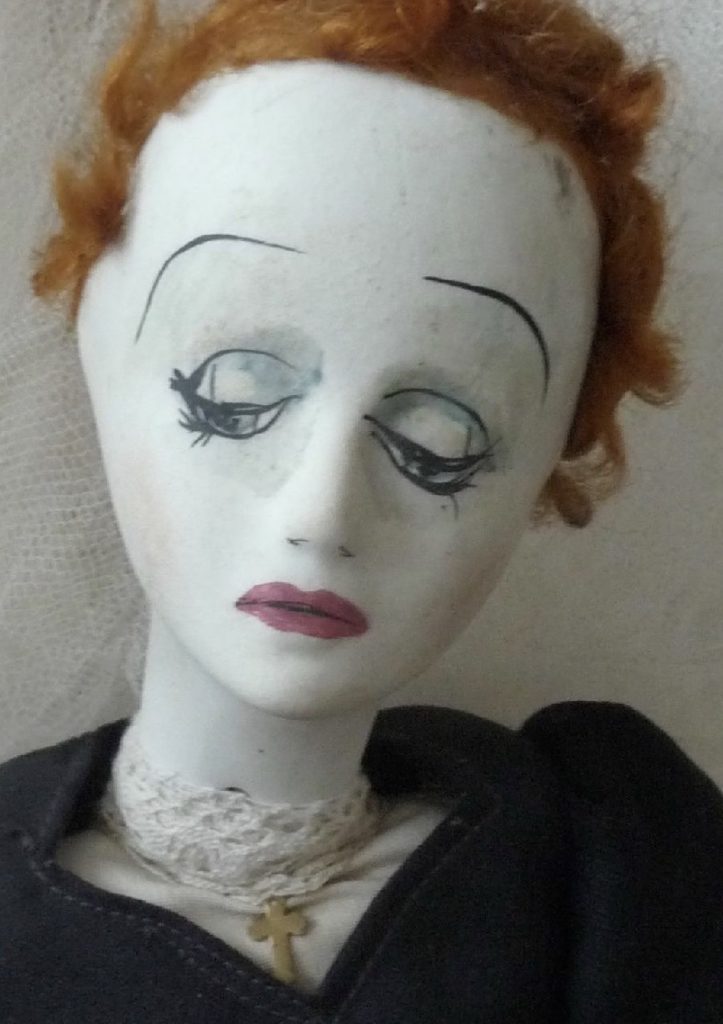 mannequin head resembling Edith Piaf